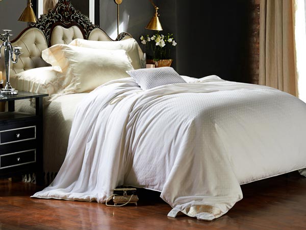 蠶絲為什么冬暖夏涼？